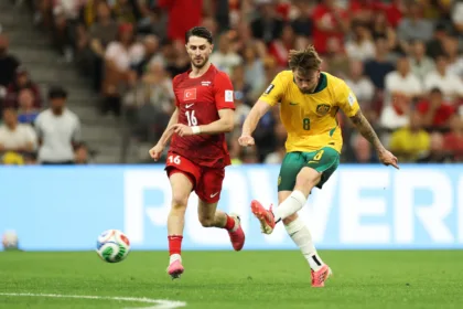Cuando se jugaba el minuto 75 de tiempo corrido, una pérdida de balón del volante İsmail Yüksek en la zona medular le permitió a Connor Metcalfe conducir con total libertad. El jugador australiano aprovechó el espacio concedido por la primera línea defensiva y desenfundó un zurdazo seco desde 20 yardas que se coló pegado al palo inferior izquierdo para sentenciar el definitivo 2-0 - Foto: X/@Socceroos