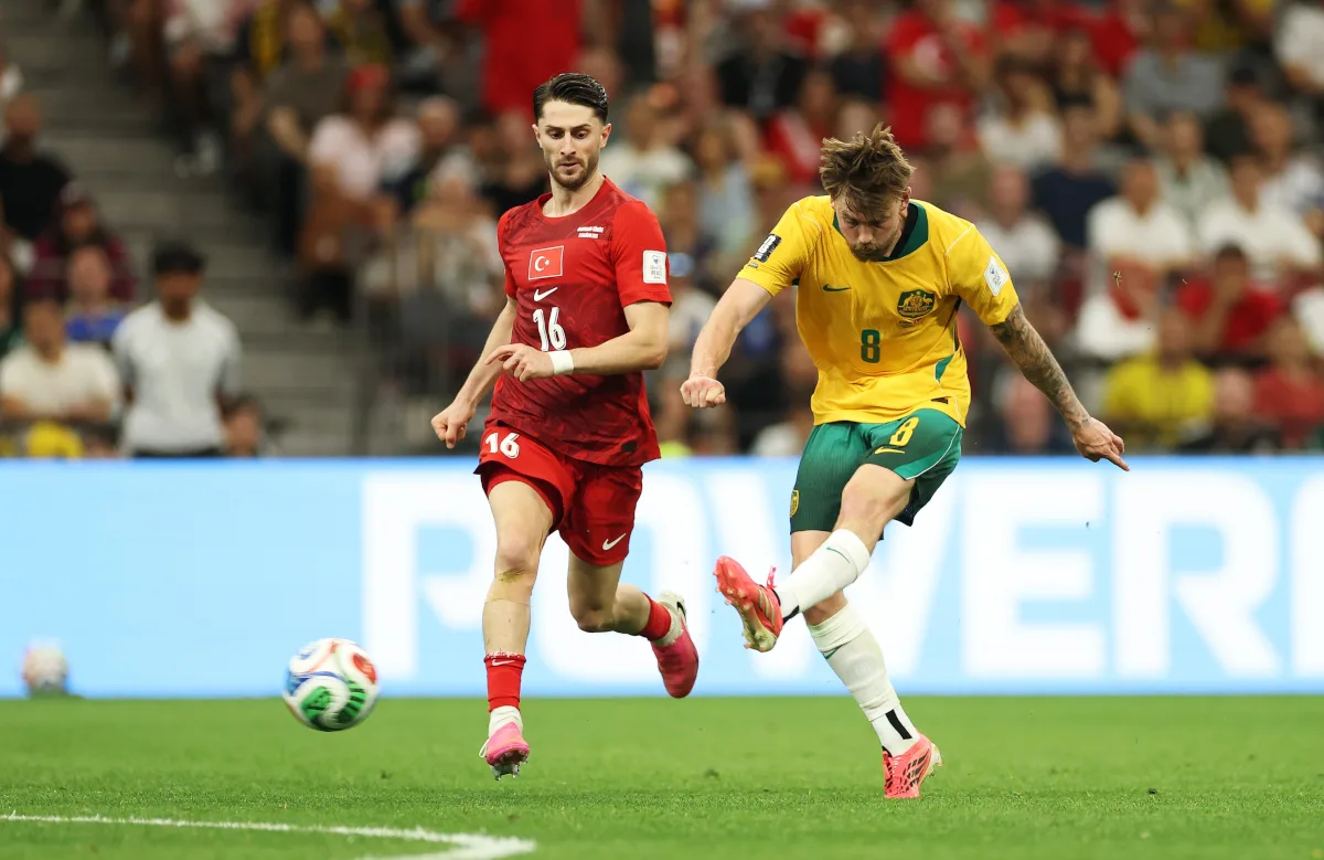 Cuando se jugaba el minuto 75 de tiempo corrido, una pérdida de balón del volante İsmail Yüksek en la zona medular le permitió a Connor Metcalfe conducir con total libertad. El jugador australiano aprovechó el espacio concedido por la primera línea defensiva y desenfundó un zurdazo seco desde 20 yardas que se coló pegado al palo inferior izquierdo para sentenciar el definitivo 2-0 - Foto: X/@Socceroos