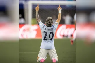 El extremo del Toluca controló el esférico con prestancia y sacó un zurdazo seco pegado al poste para sentenciar el definitivo 1-1 - Foto: X/@Uruguay