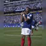 Con su espectacular brace, Mbappé llegó a 58 goles internacionales con la camiseta absoluta de Francia, superando de manera definitiva el récord histórico que ostentaba Olivier Giroud (57). Paralelamente, el delantero galo sumó 14 goles en las fases finales de los Mundiales, igualando la línea del mítico Gerd Müller y superando a Pelé para instalarse en el tercer lugar del escalafón histórico del certamen ecuménico - Foto: X/@equipedefrance