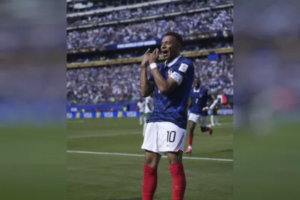 Con su espectacular brace, Mbappé llegó a 58 goles internacionales con la camiseta absoluta de Francia, superando de manera definitiva el récord histórico que ostentaba Olivier Giroud (57). Paralelamente, el delantero galo sumó 14 goles en las fases finales de los Mundiales, igualando la línea del mítico Gerd Müller y superando a Pelé para instalarse en el tercer lugar del escalafón histórico del certamen ecuménico - Foto: X/@equipedefrance