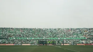 Las autoridades de Medellín anunciaron un amplio dispositivo de seguridad para garantizar el normal desarrollo del evento. Más de dos mil uniformados estarán encargados de custodiar los accesos al estadio y prevenir incidentes entre grupos de hinchas - Foto: Atlético Nacional