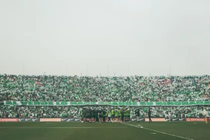 Las autoridades de Medellín anunciaron un amplio dispositivo de seguridad para garantizar el normal desarrollo del evento. Más de dos mil uniformados estarán encargados de custodiar los accesos al estadio y prevenir incidentes entre grupos de hinchas - Foto: Atlético Nacional