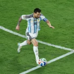 Lionel Messi alcanzó la mítica cifra de 16 goles en fases finales de las Copas del Mundo, igualando oficialmente al alemán Miroslav Klose como el máximo artillero de la historia del certamen ecuménico. Asimismo, se convirtió en el primer jugador de todos los tiempos en registrar anotaciones en la gran cita del fútbol con una brecha temporal de 20 años exactos de diferencia (2006-2026) - Foto: X/@Argentina