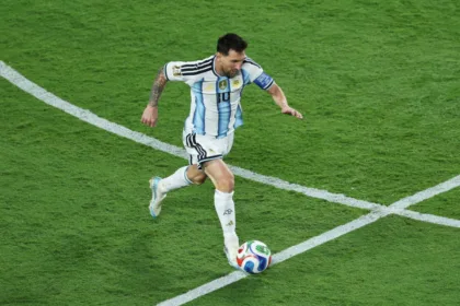 Lionel Messi alcanzó la mítica cifra de 16 goles en fases finales de las Copas del Mundo, igualando oficialmente al alemán Miroslav Klose como el máximo artillero de la historia del certamen ecuménico. Asimismo, se convirtió en el primer jugador de todos los tiempos en registrar anotaciones en la gran cita del fútbol con una brecha temporal de 20 años exactos de diferencia (2006-2026) - Foto: X/@Argentina
