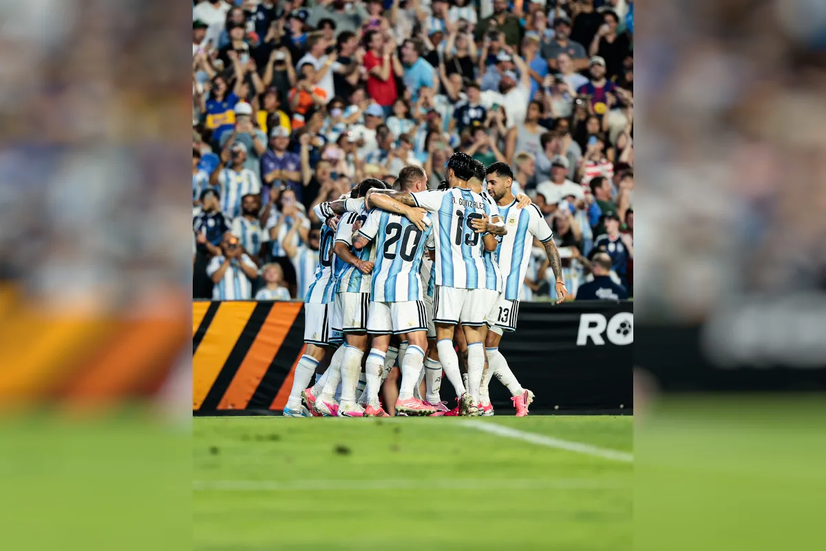 Tras el encuentro, la sensación predominante en el entorno argentino fue de optimismo. Scaloni ha logrado mantener la estructura que conquistó el Mundial de Catar 2022, incorporando además nuevas alternativas que amplían las posibilidades tácticas del equipo en distintas fases del torneo - Foto: X/@Argentina