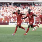 El grito de euforia en Toronto se desató en el minuto 78 de juego gracias a la intervención del ariete Cyle Larin, quien había ingresado al terreno de juego apenas dos minutos antes en reemplazo de Tani Oluwaseyi. El atacante aprovechó una habilitación de Promise David en los linderos del área, se perfiló bajo la intensa marca de los zagueros y sacó un remate cruzado que se desvió levemente en el camino, descolocando al portero Nikola Vasilj antes de besar las redes para el definitivo 1-1 - Foto: Federación Canadiense de Fútbol