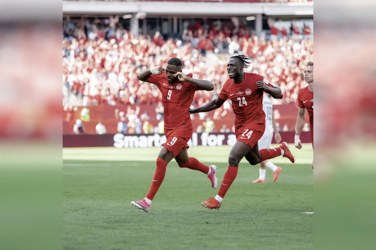 El grito de euforia en Toronto se desató en el minuto 78 de juego gracias a la intervención del ariete Cyle Larin, quien había ingresado al terreno de juego apenas dos minutos antes en reemplazo de Tani Oluwaseyi. El atacante aprovechó una habilitación de Promise David en los linderos del área, se perfiló bajo la intensa marca de los zagueros y sacó un remate cruzado que se desvió levemente en el camino, descolocando al portero Nikola Vasilj antes de besar las redes para el definitivo 1-1 - Foto: Federación Canadiense de Fútbol