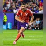Transcurría el minuto 28 del primer tiempo cuando el carismático mediocampista y capitán del Aston Villa, John McGinn, capturó una pelota filtrada por la banda interior derecha. Con un potente remate de media distancia que sufrió un leve desvío en un defensor haitiano, descolocó por completo al guardameta Johny Placide para enviar el balón al fondo de las piolas y firmar el histórico 1-0 - Foto: X/@jmcginn7
