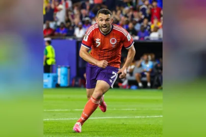 Transcurría el minuto 28 del primer tiempo cuando el carismático mediocampista y capitán del Aston Villa, John McGinn, capturó una pelota filtrada por la banda interior derecha. Con un potente remate de media distancia que sufrió un leve desvío en un defensor haitiano, descolocó por completo al guardameta Johny Placide para enviar el balón al fondo de las piolas y firmar el histórico 1-0 - Foto: X/@jmcginn7