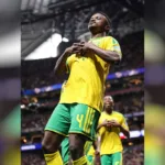 El mediocampista Teboho Mokoena asumió la enorme responsabilidad con frialdad, ejecutando un disparo bajo y colocado al poste derecho de Kovář para decretar el definitivo 1-1 - Foto: X/@FIFAWorldCup