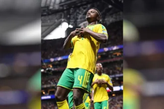El mediocampista Teboho Mokoena asumió la enorme responsabilidad con frialdad, ejecutando un disparo bajo y colocado al poste derecho de Kovář para decretar el definitivo 1-1 - Foto: X/@FIFAWorldCup