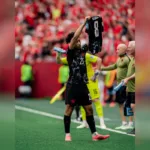 El juvenil Nathan Saliba ingresó en reemplazo del lesionado Koné y, apenas al minuto 64, convirtió el cuarto gol de la noche, celebrando con tiza al levantar la camiseta con el número ocho de su compañero caído - Foto: X/@CanadaSoccerEN