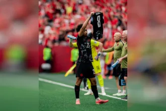 El juvenil Nathan Saliba ingresó en reemplazo del lesionado Koné y, apenas al minuto 64, convirtió el cuarto gol de la noche, celebrando con tiza al levantar la camiseta con el número ocho de su compañero caído - Foto: X/@CanadaSoccerEN
