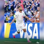El lateral Achraf Hakimi proyectó un centro flotado y quirúrgico desde la banda derecha que sobrevoló la humanidad de los centrales escoceses; el espigado delantero Youssef En-Nesyri leyó de forma perfecta la trayectoria y conectó un testarazo implacable contra el piso para inflar las redes con el definitivo 1-0 - Foto: X/@EnMaroc