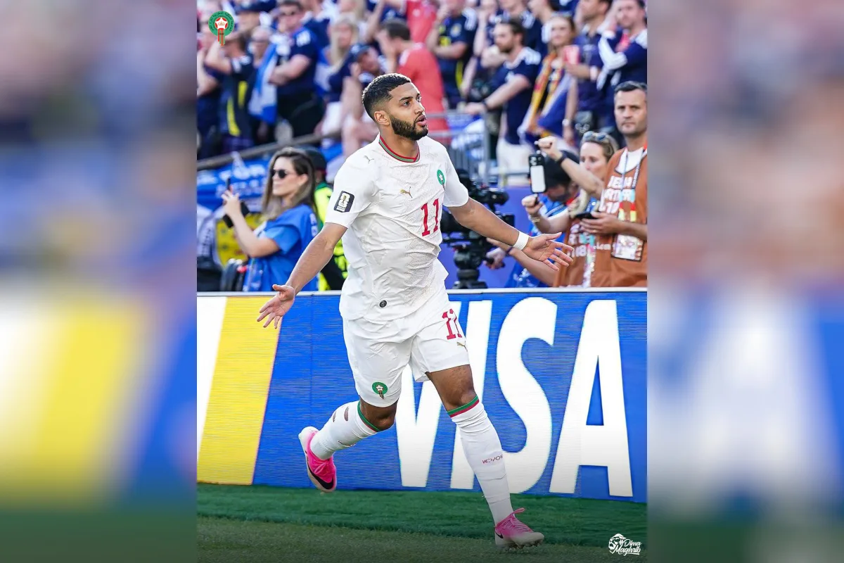 El lateral Achraf Hakimi proyectó un centro flotado y quirúrgico desde la banda derecha que sobrevoló la humanidad de los centrales escoceses; el espigado delantero Youssef En-Nesyri leyó de forma perfecta la trayectoria y conectó un testarazo implacable contra el piso para inflar las redes con el definitivo 1-0 - Foto: X/@EnMaroc