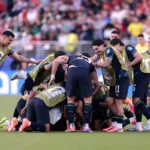 El mediocampista Matías Galarza capturó el esférico y, sin pensarlo dos veces, desenfundó un zapatazo infernal de pierna zurda desde fuera del área que se incrustó en las redes para decretar el tempranero 1-0 parcial - Foto: X/@Albirroja