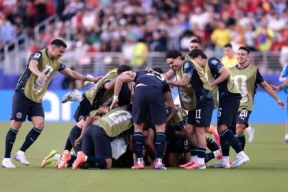 El mediocampista Matías Galarza capturó el esférico y, sin pensarlo dos veces, desenfundó un zapatazo infernal de pierna zurda desde fuera del área que se incrustó en las redes para decretar el tempranero 1-0 parcial - Foto: X/@Albirroja