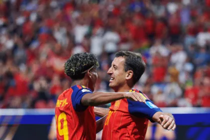 En adición, el ariete Mikel Oyarzabal se metió en un selecto grupo estadístico al ser apenas el segundo futbolista desde que se tienen registros detallados en los Mundiales (1966) en participar de forma directa en tres goles en los primeros 25 minutos de juego, emulando la hazaña lograda por el húngaro Laszlo Fazekas ante El Salvador en la edición de 1982 - Foto: Federación Española de Fútbol
