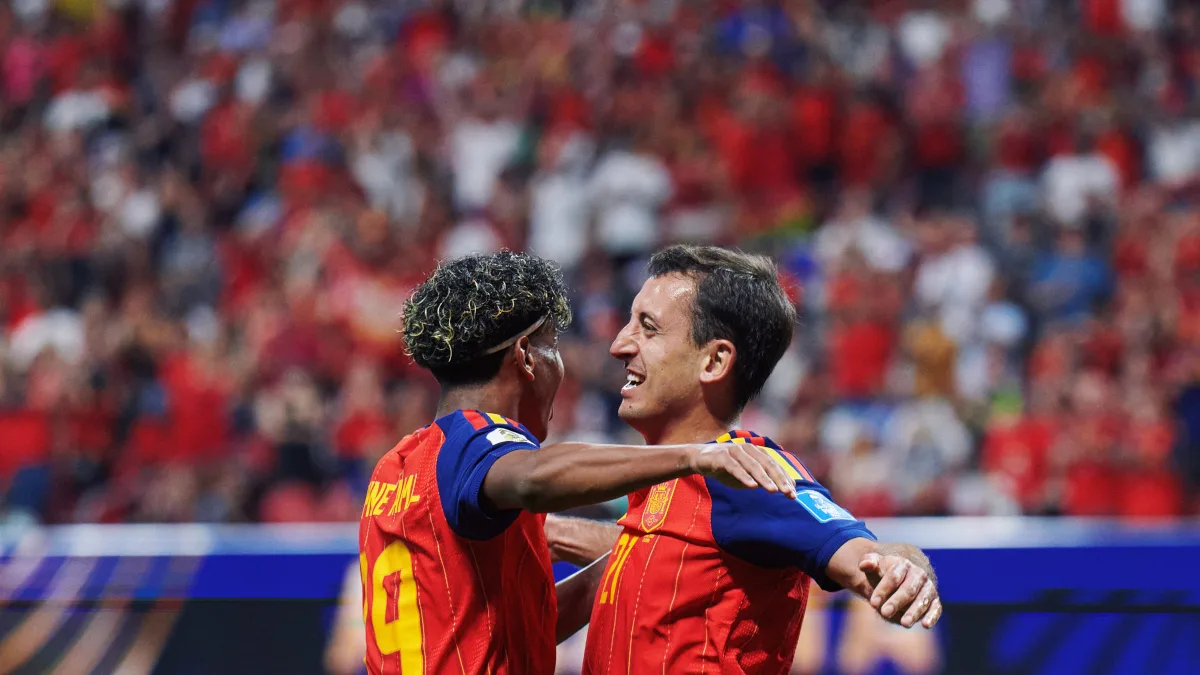 En adición, el ariete Mikel Oyarzabal se metió en un selecto grupo estadístico al ser apenas el segundo futbolista desde que se tienen registros detallados en los Mundiales (1966) en participar de forma directa en tres goles en los primeros 25 minutos de juego, emulando la hazaña lograda por el húngaro Laszlo Fazekas ante El Salvador en la edición de 1982 - Foto: Federación Española de Fútbol