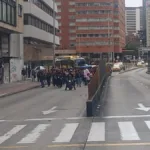 Durante la jornada del lunes, grupos de manifestantes marcharon principalmente por corredores como la calle 26, la carrera Séptima y varios sectores del sur y occidente de la ciudad. Las movilizaciones fueron convocadas por organizaciones sociales, colectivos ciudadanos, estudiantes universitarios y sectores políticos inconformes con el resultado electoral - Foto: Bogotá Tránsito