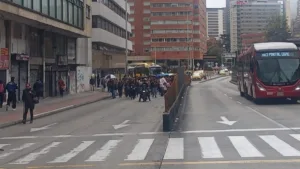 Durante la jornada del lunes, grupos de manifestantes marcharon principalmente por corredores como la calle 26, la carrera Séptima y varios sectores del sur y occidente de la ciudad. Las movilizaciones fueron convocadas por organizaciones sociales, colectivos ciudadanos, estudiantes universitarios y sectores políticos inconformes con el resultado electoral - Foto: Bogotá Tránsito