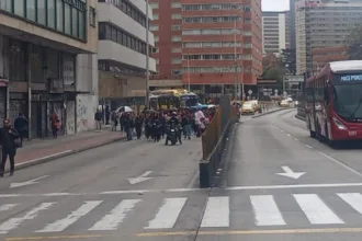 Durante la jornada del lunes, grupos de manifestantes marcharon principalmente por corredores como la calle 26, la carrera Séptima y varios sectores del sur y occidente de la ciudad. Las movilizaciones fueron convocadas por organizaciones sociales, colectivos ciudadanos, estudiantes universitarios y sectores políticos inconformes con el resultado electoral - Foto: Bogotá Tránsito