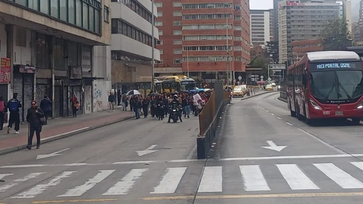 Durante la jornada del lunes, grupos de manifestantes marcharon principalmente por corredores como la calle 26, la carrera Séptima y varios sectores del sur y occidente de la ciudad. Las movilizaciones fueron convocadas por organizaciones sociales, colectivos ciudadanos, estudiantes universitarios y sectores políticos inconformes con el resultado electoral - Foto: Bogotá Tránsito