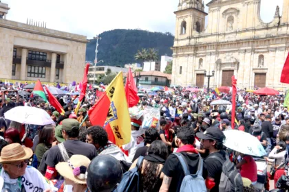 El manifiesto toma como referencia la experiencia reciente de Uruguay, donde las principales fuerzas políticas impulsaron consensos sobre asuntos estratégicos para el país. Los firmantes consideran que Colombia podría beneficiarse de un acuerdo similar que permita reducir las tensiones y fortalecer las instituciones - Foto: Archivo/Ronald Cano