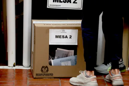 La certificación oficial permitió formalizar la participación de las dos campañas en el balotaje. Al no registrarse modificaciones sustanciales durante el escrutinio definitivo, las autoridades dieron por concluida la etapa de revisión de resultados y avanzaron hacia la organización de la siguiente jornada electoral - Foto: Ronald Cano
