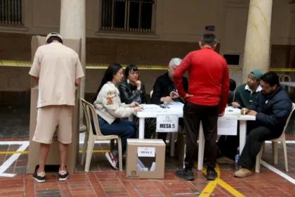 Los observadores internacionales desplegados en distintas regiones del país destacaron los esfuerzos institucionales realizados para garantizar la transparencia del proceso. Según sus evaluaciones preliminares, las autoridades electorales lograron responder de manera adecuada a los desafíos logísticos de una elección nacional - Foto: Ronald Cano