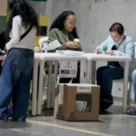 Otro aspecto que alimenta la incertidumbre es la estrechez que muestran algunos escenarios electorales. Cuando las diferencias entre candidatos son reducidas, resulta más difícil para los mercados anticipar el rumbo de las futuras políticas públicas - Foto: Ronald Cano