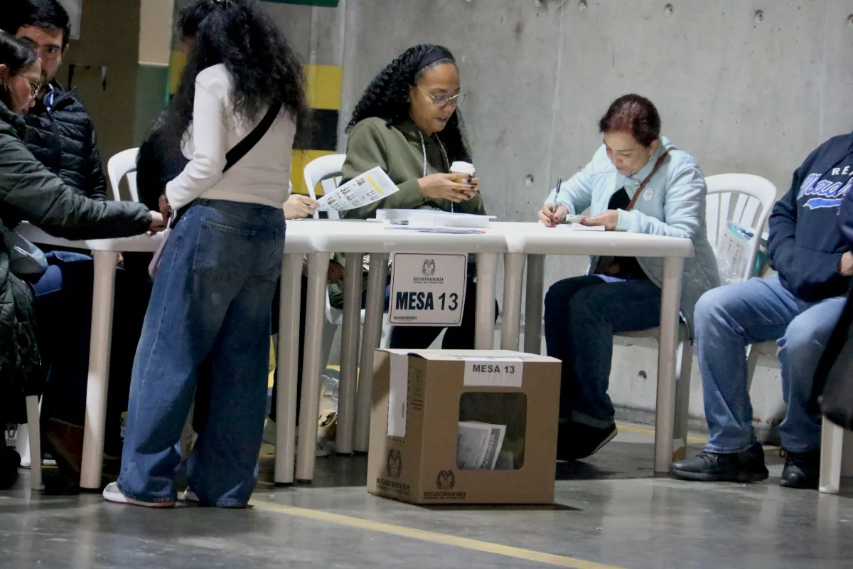 Otro aspecto que alimenta la incertidumbre es la estrechez que muestran algunos escenarios electorales. Cuando las diferencias entre candidatos son reducidas, resulta más difícil para los mercados anticipar el rumbo de las futuras políticas públicas - Foto: Ronald Cano