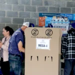 Entre las voces que han insistido en la importancia de estos espacios figuran representantes de la sociedad civil, sectores académicos y organizaciones dedicadas al fortalecimiento de la democracia. La petición se centra en garantizar que el electorado conozca con mayor profundidad las posiciones de los aspirantes sobre los principales desafíos del país - Foto: Archivo/Ronald Cano