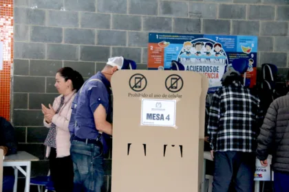 Entre las voces que han insistido en la importancia de estos espacios figuran representantes de la sociedad civil, sectores académicos y organizaciones dedicadas al fortalecimiento de la democracia. La petición se centra en garantizar que el electorado conozca con mayor profundidad las posiciones de los aspirantes sobre los principales desafíos del país - Foto: Archivo/Ronald Cano