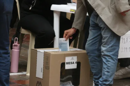 Pese al volumen de denuncias, tanto el Gobierno como la Registraduría coincidieron en que la jornada electoral transcurrió sin alteraciones generalizadas del orden público y con un funcionamiento adecuado de la mayoría de los puestos de votación - Foto: Ronald Cano