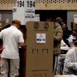 La logística cuenta con el acompañamiento de la Cancillería colombiana, entidad encargada de coordinar la recepción y custodia de los paquetes electorales en las sedes diplomáticas. El objetivo es que todo el material llegue con suficiente anticipación para la instalación de las mesas de votación - Foto: Archivo/Ronald Cano