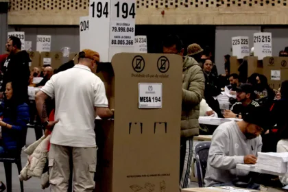 La logística cuenta con el acompañamiento de la Cancillería colombiana, entidad encargada de coordinar la recepción y custodia de los paquetes electorales en las sedes diplomáticas. El objetivo es que todo el material llegue con suficiente anticipación para la instalación de las mesas de votación - Foto: Archivo/Ronald Cano