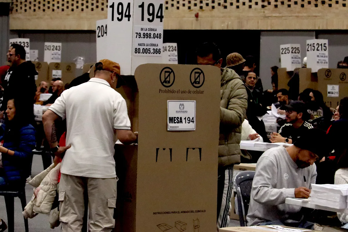 La logística cuenta con el acompañamiento de la Cancillería colombiana, entidad encargada de coordinar la recepción y custodia de los paquetes electorales en las sedes diplomáticas. El objetivo es que todo el material llegue con suficiente anticipación para la instalación de las mesas de votación - Foto: Archivo/Ronald Cano