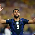 Matheus Cunha cazó la pelota en las laderas del área penal, firmó su doblete particular con un potente remate esquinado que dejó sin opciones al arquero caribeño y selló el tranquilo 2-0 con el que ambas plantillas enfilarían hacia las duchas - Foto: Federación Brasilera de Fútbol