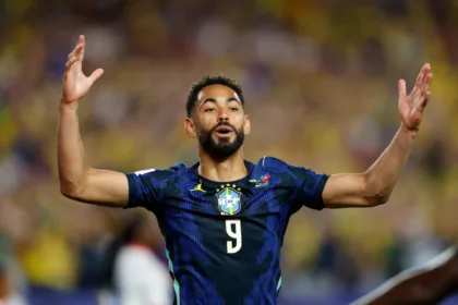 Matheus Cunha cazó la pelota en las laderas del área penal, firmó su doblete particular con un potente remate esquinado que dejó sin opciones al arquero caribeño y selló el tranquilo 2-0 con el que ambas plantillas enfilarían hacia las duchas - Foto: Federación Brasilera de Fútbol