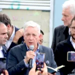 Tras conocerse la decisión de la Fiscalía, Uribe rechazó los señalamientos y sostuvo que el proceso tiene motivaciones políticas. El exjefe de Estado ha defendido reiteradamente su inocencia y ha manifestado que enfrentará las actuaciones judiciales para demostrar que no tuvo participación en los hechos investigados - Foto: Archivo/Ronald Cano