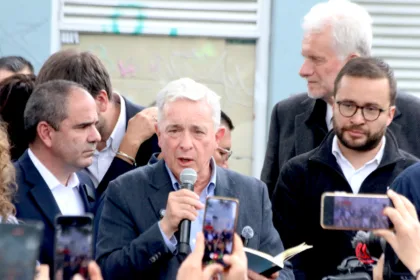 Tras conocerse la decisión de la Fiscalía, Uribe rechazó los señalamientos y sostuvo que el proceso tiene motivaciones políticas. El exjefe de Estado ha defendido reiteradamente su inocencia y ha manifestado que enfrentará las actuaciones judiciales para demostrar que no tuvo participación en los hechos investigados - Foto: Archivo/Ronald Cano