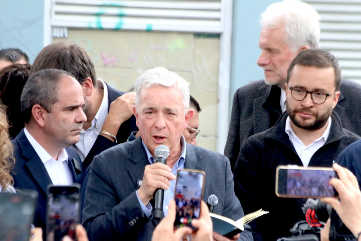 Tras conocerse la decisión de la Fiscalía, Uribe rechazó los señalamientos y sostuvo que el proceso tiene motivaciones políticas. El exjefe de Estado ha defendido reiteradamente su inocencia y ha manifestado que enfrentará las actuaciones judiciales para demostrar que no tuvo participación en los hechos investigados - Foto: Archivo/Ronald Cano