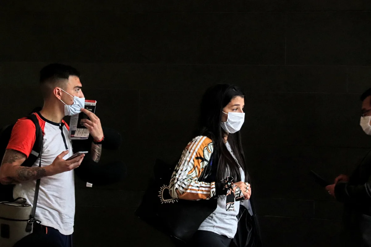 El INS explicó que las infecciones respiratorias agudas representan una de las principales causas de consulta médica, especialmente durante las temporadas de lluvia y de descenso de temperatura - Foto: Archivo/Ronald Cano