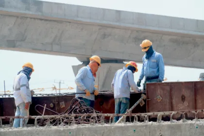 El beneficio cobija a la mayoría de trabajadores vinculados mediante contrato laboral formal, incluidos empleados del servicio doméstico, conductores y trabajadores contratados por días. El Ministerio recordó que todos ellos tienen derecho a recibir esta prestación en igualdad de condiciones - Foto: Archivo/Ronald Cano