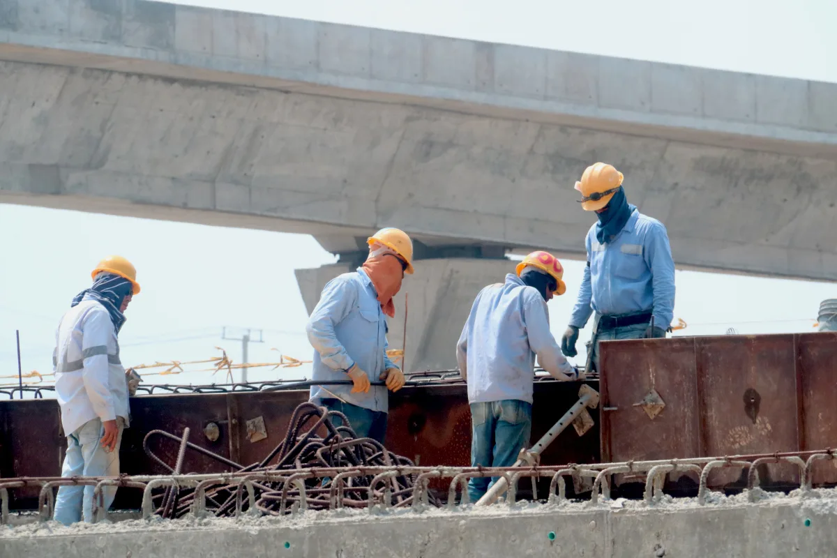 El beneficio cobija a la mayoría de trabajadores vinculados mediante contrato laboral formal, incluidos empleados del servicio doméstico, conductores y trabajadores contratados por días. El Ministerio recordó que todos ellos tienen derecho a recibir esta prestación en igualdad de condiciones - Foto: Archivo/Ronald Cano