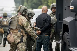 Los defensores de la iniciativa argumentan que el endurecimiento de la política migratoria es necesario para garantizar la integridad de las fronteras y combatir fenómenos asociados al tráfico de personas, el contrabando y las redes criminales transnacionales. También sostienen que un sistema migratorio más robusto permitirá ordenar los procesos de ingreso legal al país - Foto: Department of Homeland Security