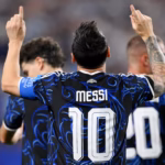 La tranquilidad definitiva regresó en el minuto 80 a través de un cobro excelso de tiro libre ejecutado por el capitán Lionel Messi, quien acomodó el esférico a unos 22 metros del arco y sacó un latigazo pegado a la base del poste que dejó sin opciones al portero Yazeed Abulaila para el 3-1 definitivo - Foto: FIFA