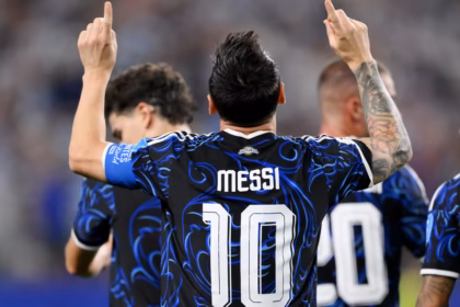 La tranquilidad definitiva regresó en el minuto 80 a través de un cobro excelso de tiro libre ejecutado por el capitán Lionel Messi, quien acomodó el esférico a unos 22 metros del arco y sacó un latigazo pegado a la base del poste que dejó sin opciones al portero Yazeed Abulaila para el 3-1 definitivo - Foto: FIFA